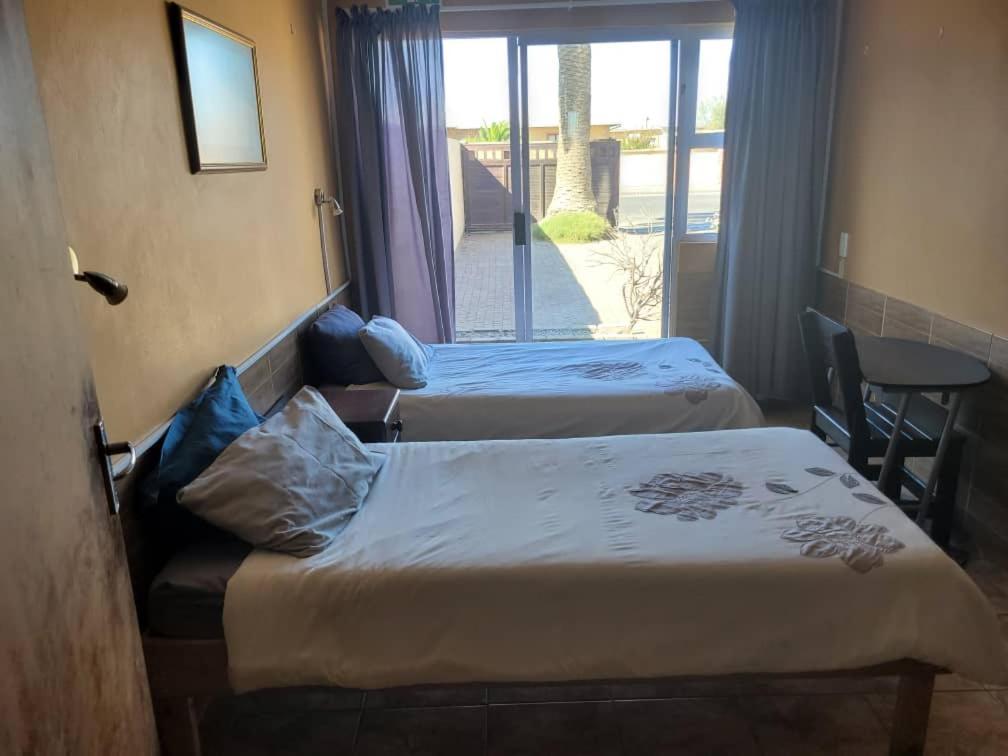 Skippers Backpackers Cc Walvis Bay Exteriör bild